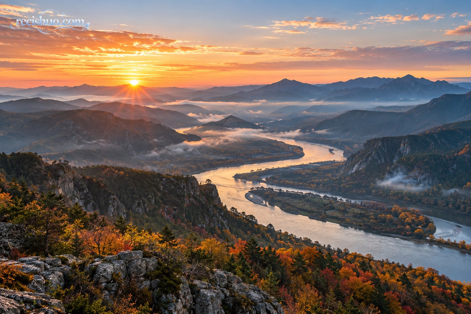 晨光映照层叠群山、秋林与蜿蜒河流的壮阔山河景观