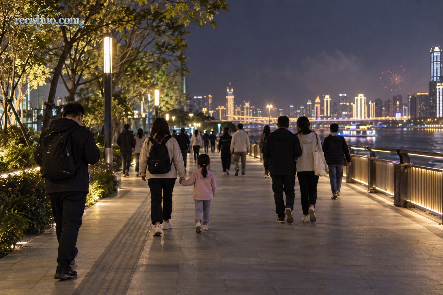 烟花结束后市民沿武汉江边公共步道有序离场,家长牵着孩子保持通道畅通