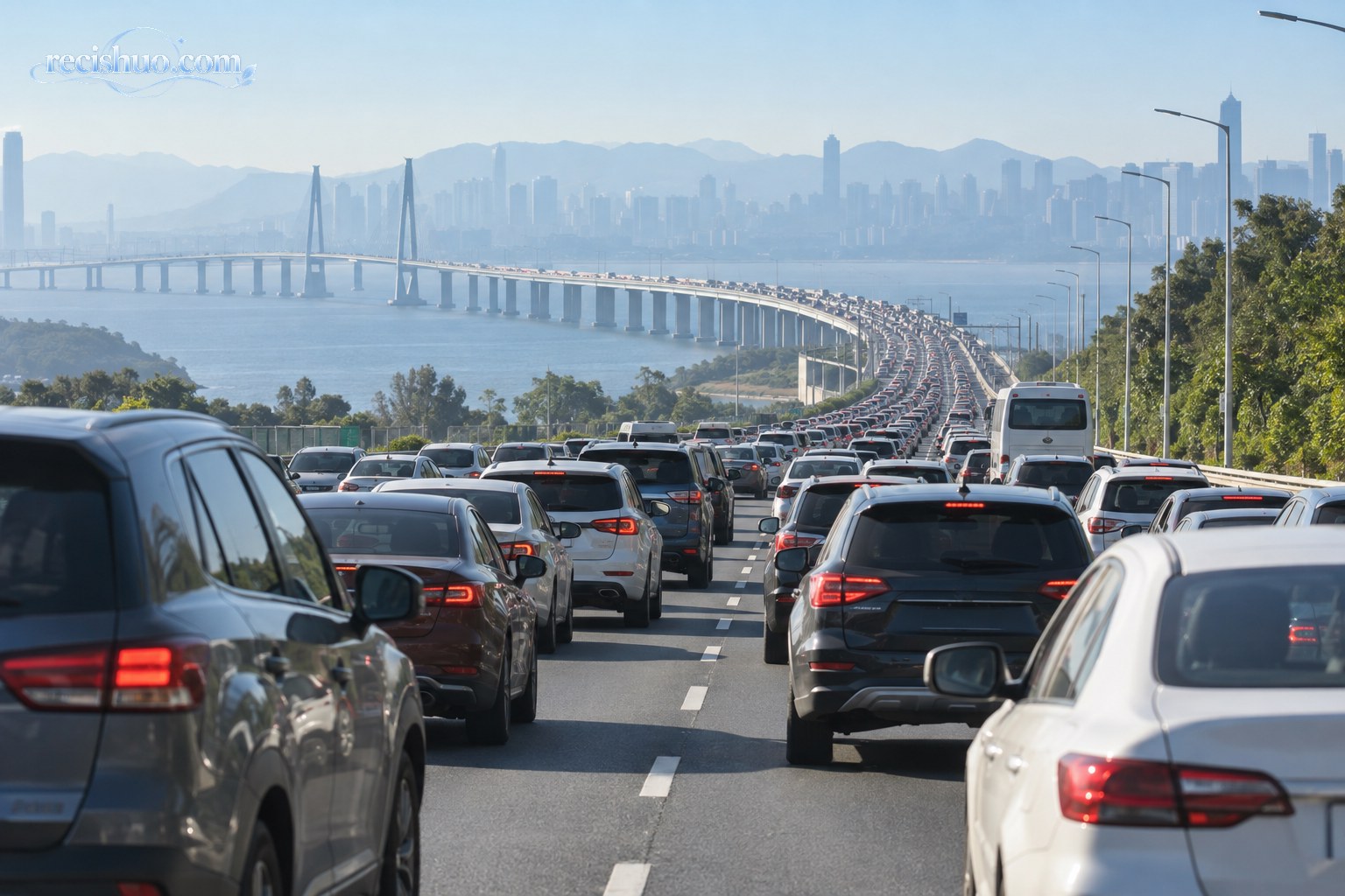 节假日清晨跨海高速公路上车辆密集排队缓行