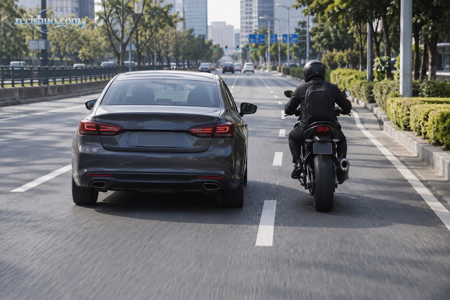 城市道路上相邻行驶的摩托车与轿车形成较近间距