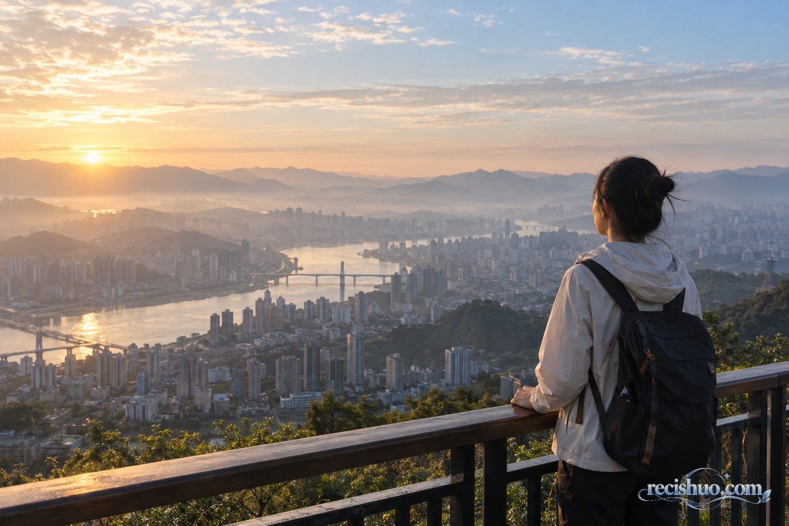 清晨独自站在山城观景台眺望河流与城市的旅行者