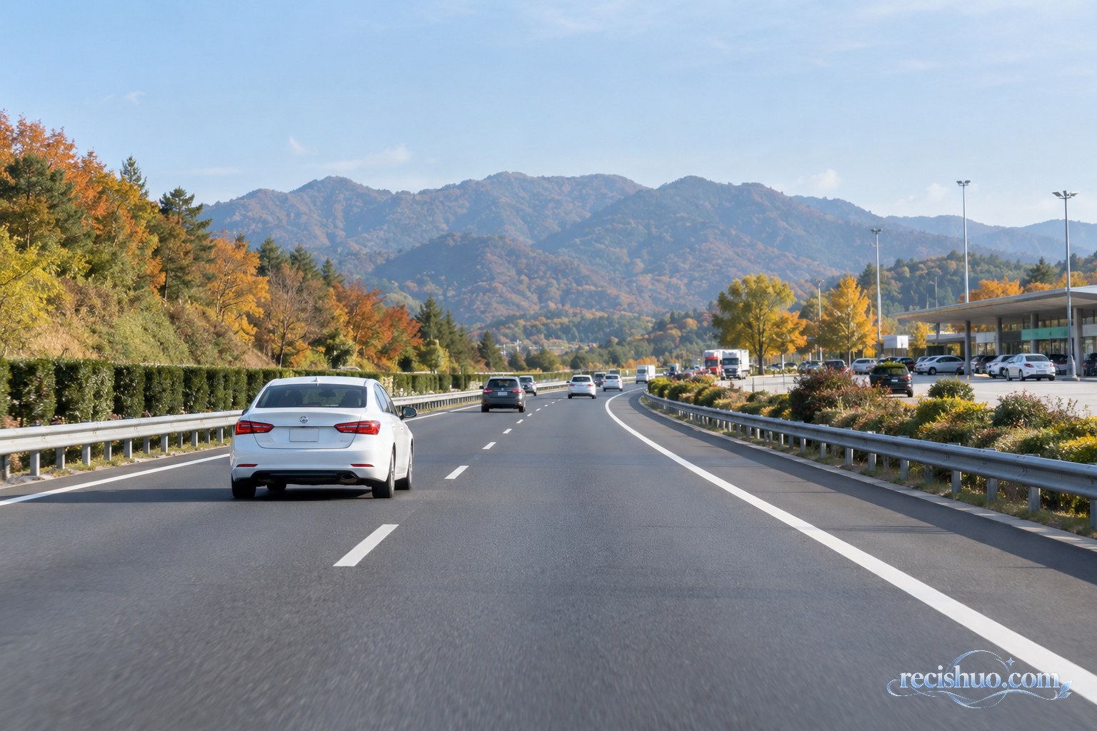 秋日白天一辆家用轿车保持车距行驶在山区高速公路上