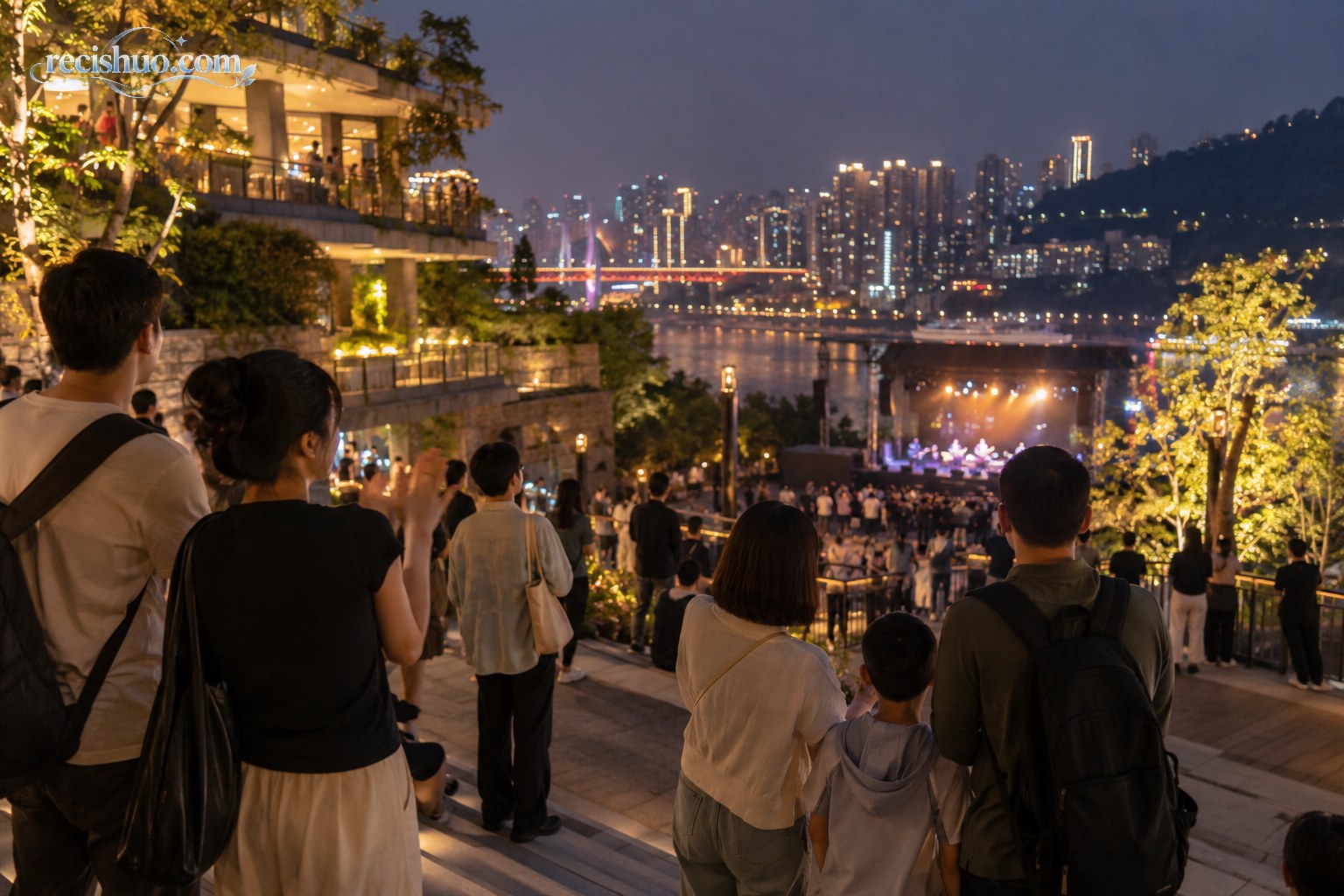 两位市民出发前用手机核对演出信息并准备充电宝和雨具