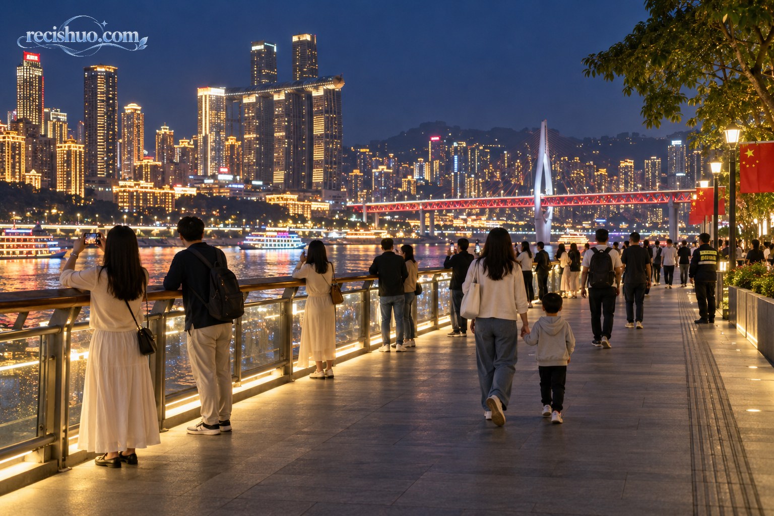 游客在重庆滨江步道有序观景并为通行留出空间