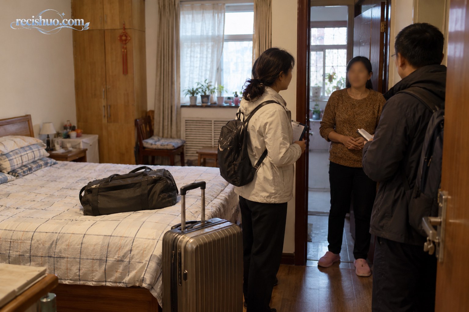 普通居民住宅内,房主与携带行李的住宿人员在客房门口沟通