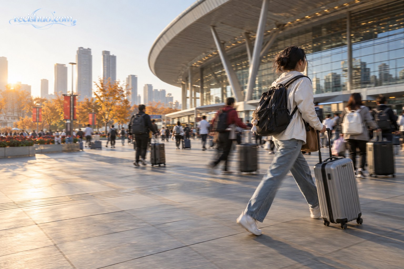 秋日清晨,一名年轻旅客拉着行李箱快步走向城市交通枢纽