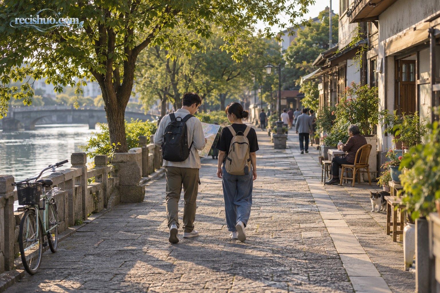 两名旅行者错开高峰,在安静的河畔生活街区轻装步行