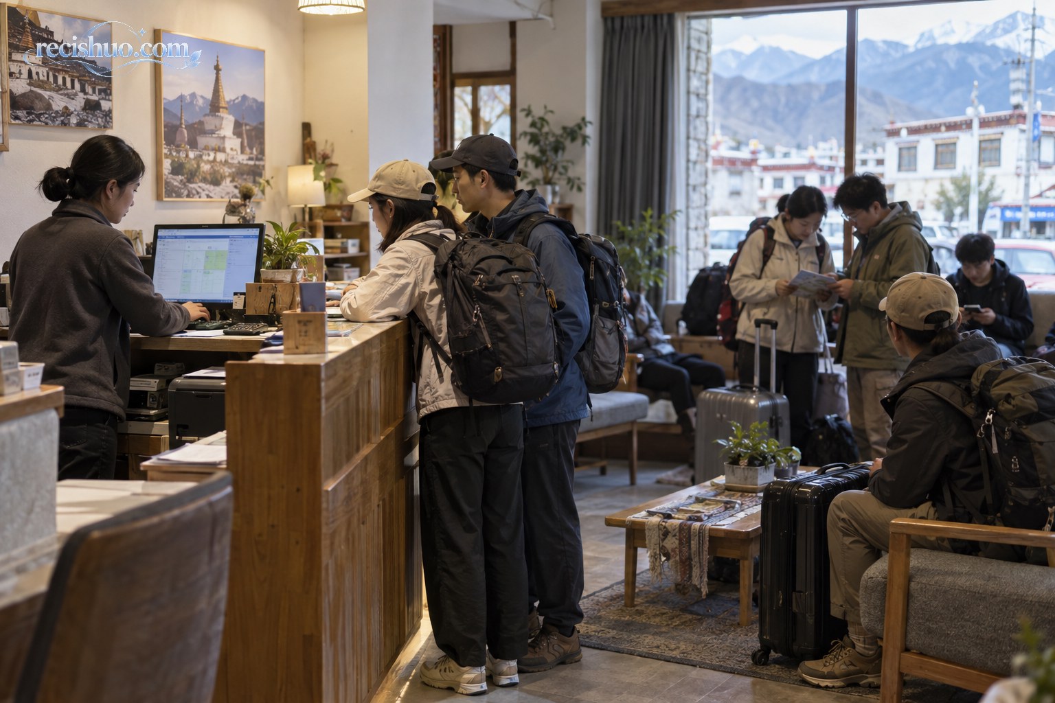 高原县城旅馆前台工作人员核对房态,多名游客携带行李有序等候