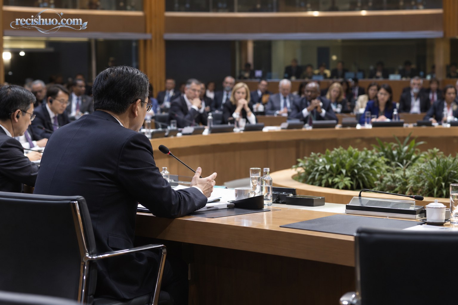 中国代表在多边会议厅内面对各方代表发言的纪实场景