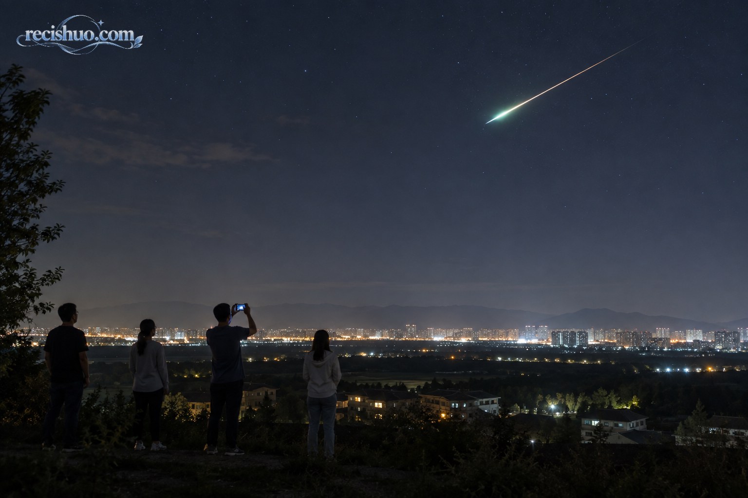 西安城郊市民在开阔安全区域观看并拍摄火流星