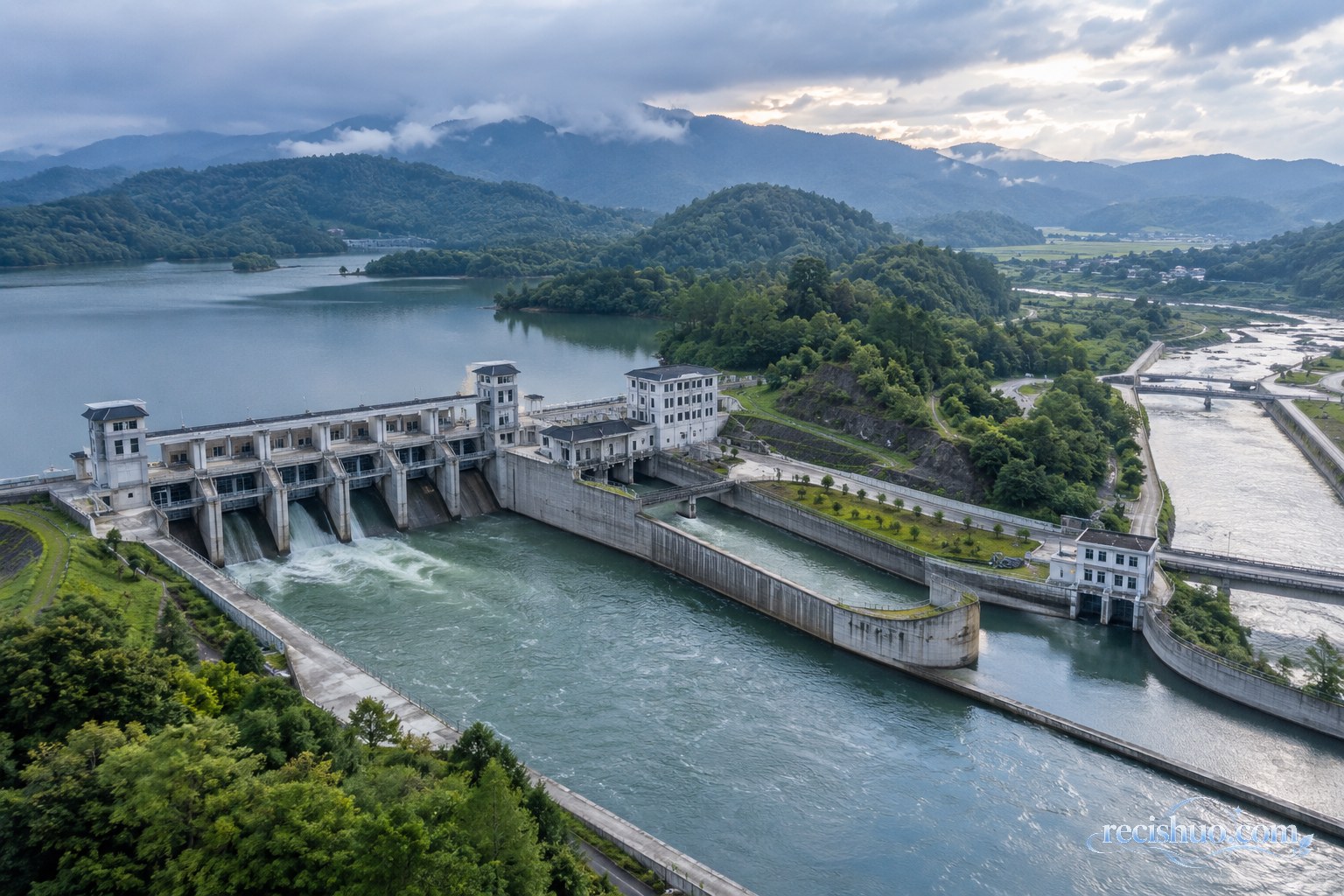 雨后山谷中水库闸门、分流渠道与下游河道协同运行的水利枢纽