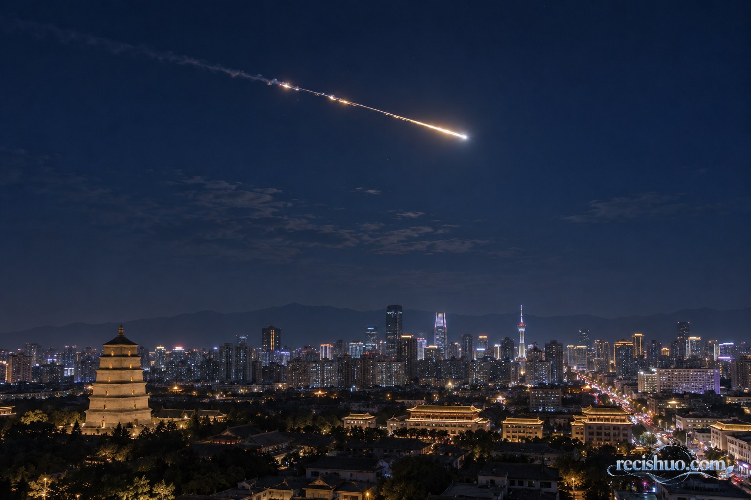 西安城市夜空中一颗明亮火流星划出长光带