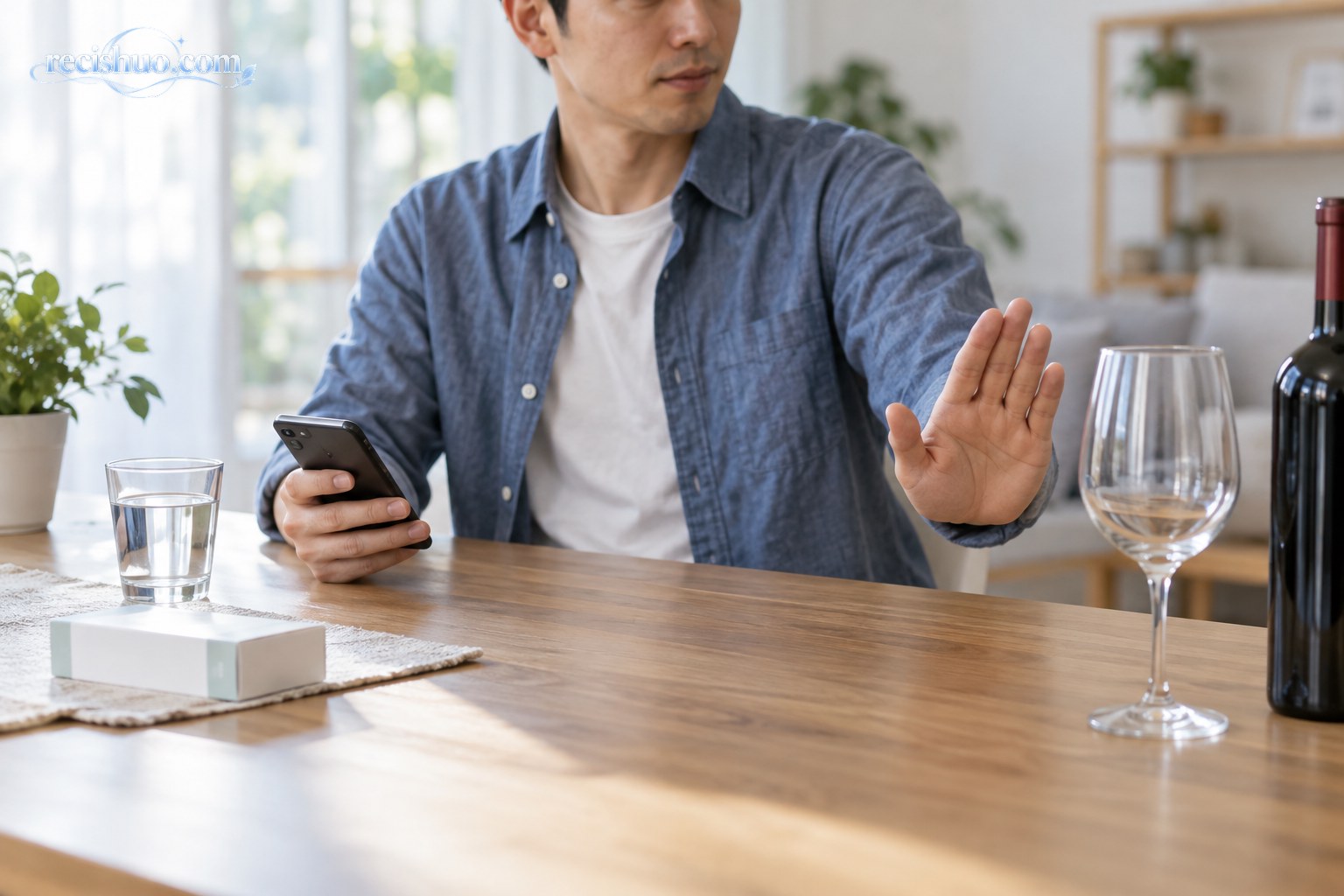 患者在诊室向医生展示近期使用的药物并咨询饮酒风险