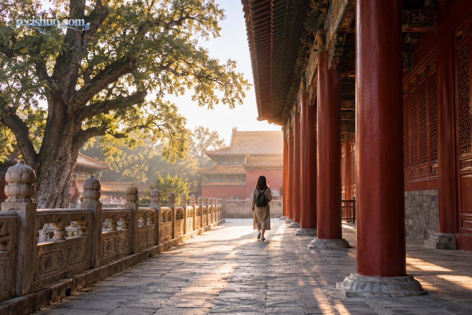 晨光中,一名参观者沿着古建筑长廊前行,感受中华文脉的绵延与厚重