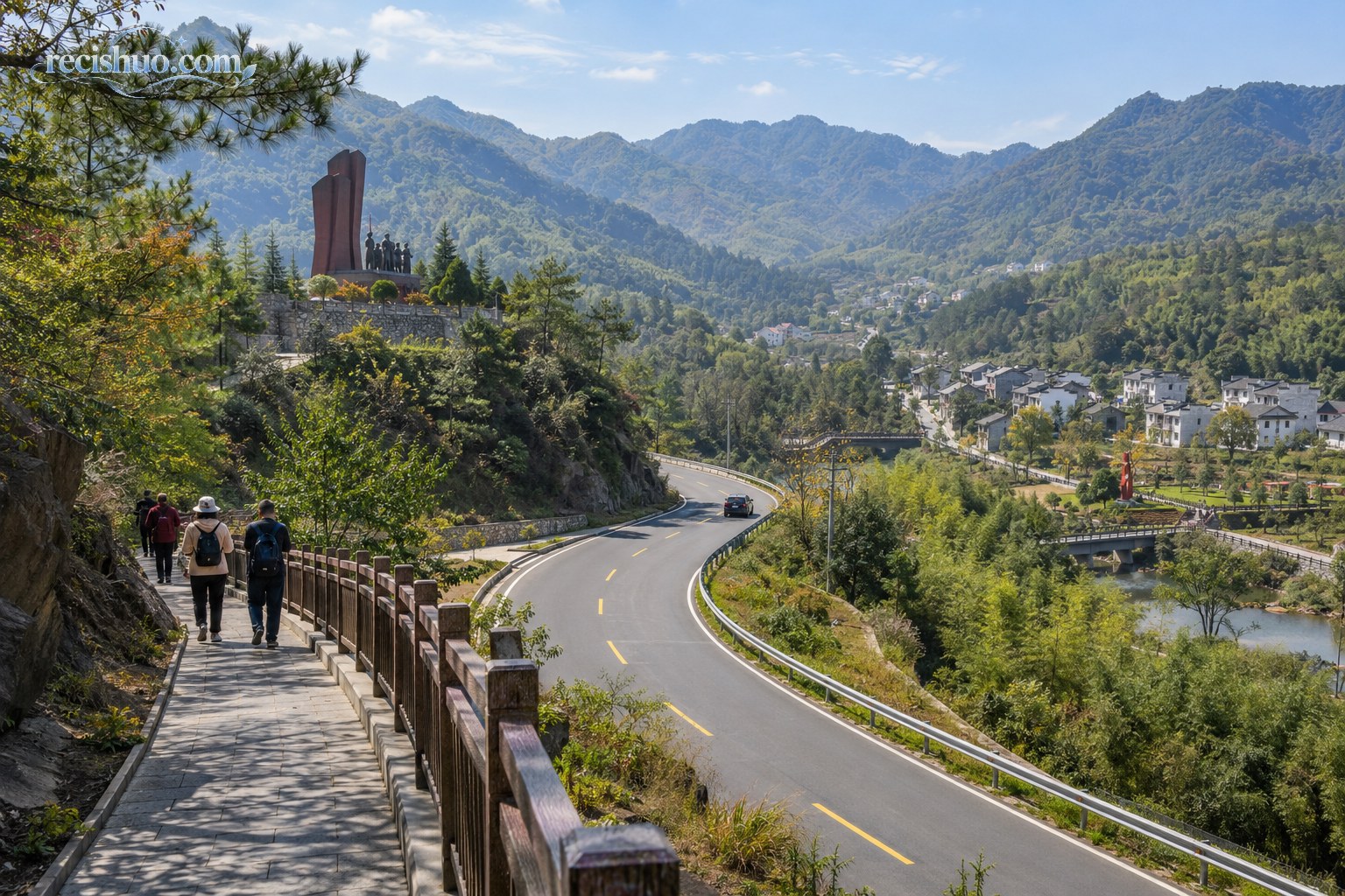 大别山旅游公路穿过山林和村落,步道上的游客沿线前行