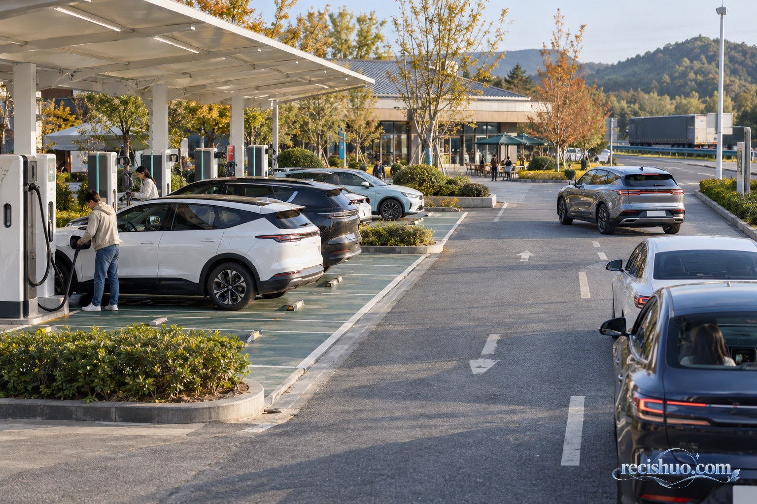 高速公路服务区内,新能源汽车在充电位和等候区有序轮转