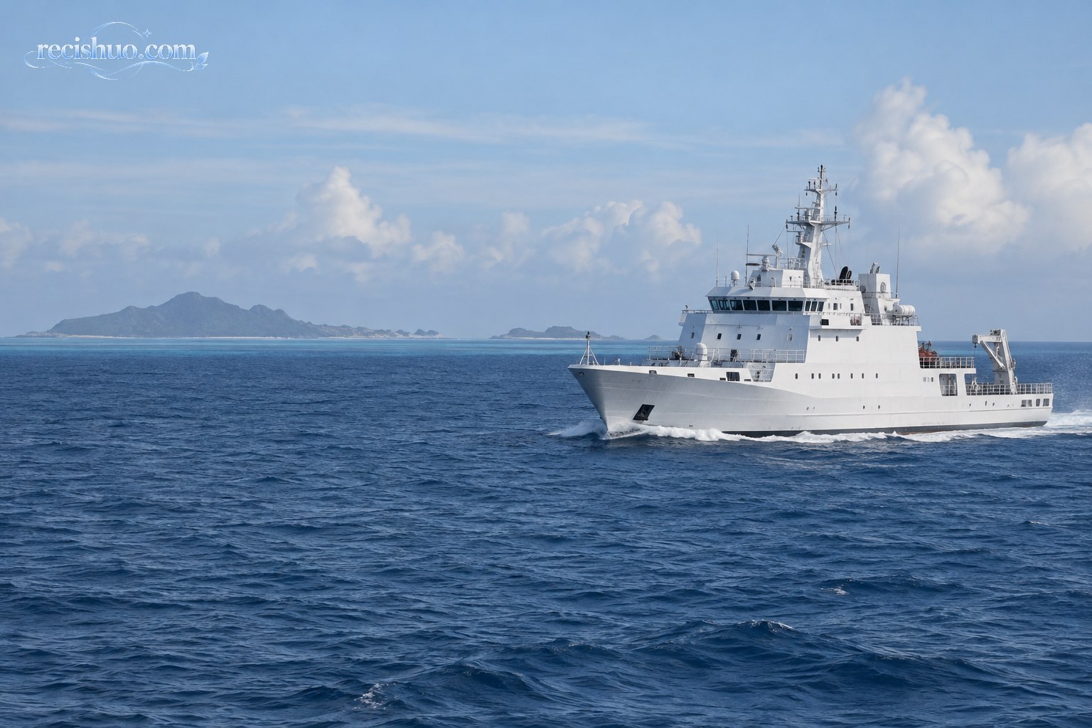 白色海上公务船在开阔海域平稳航行,远处可见岛礁轮廓