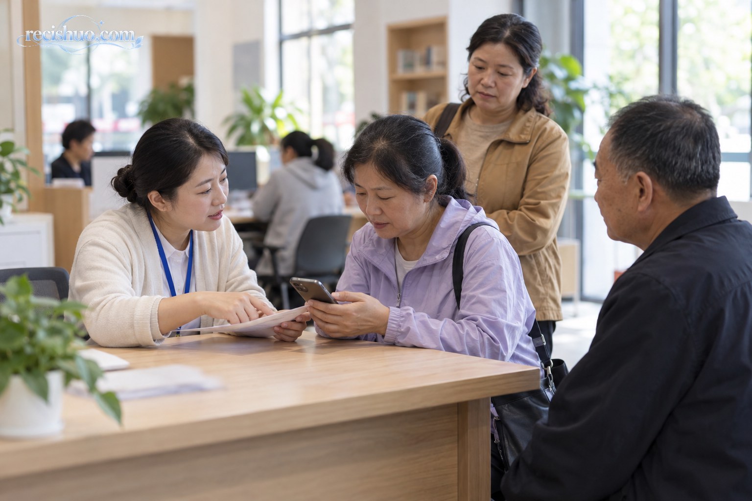 多位居民在社区便民服务点了解社会保险参保政策