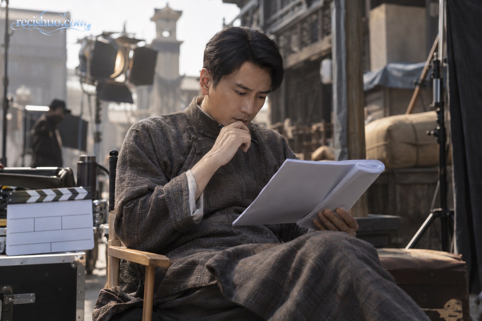 身穿年代戏服的男演员在历史题材片场专注研读剧本