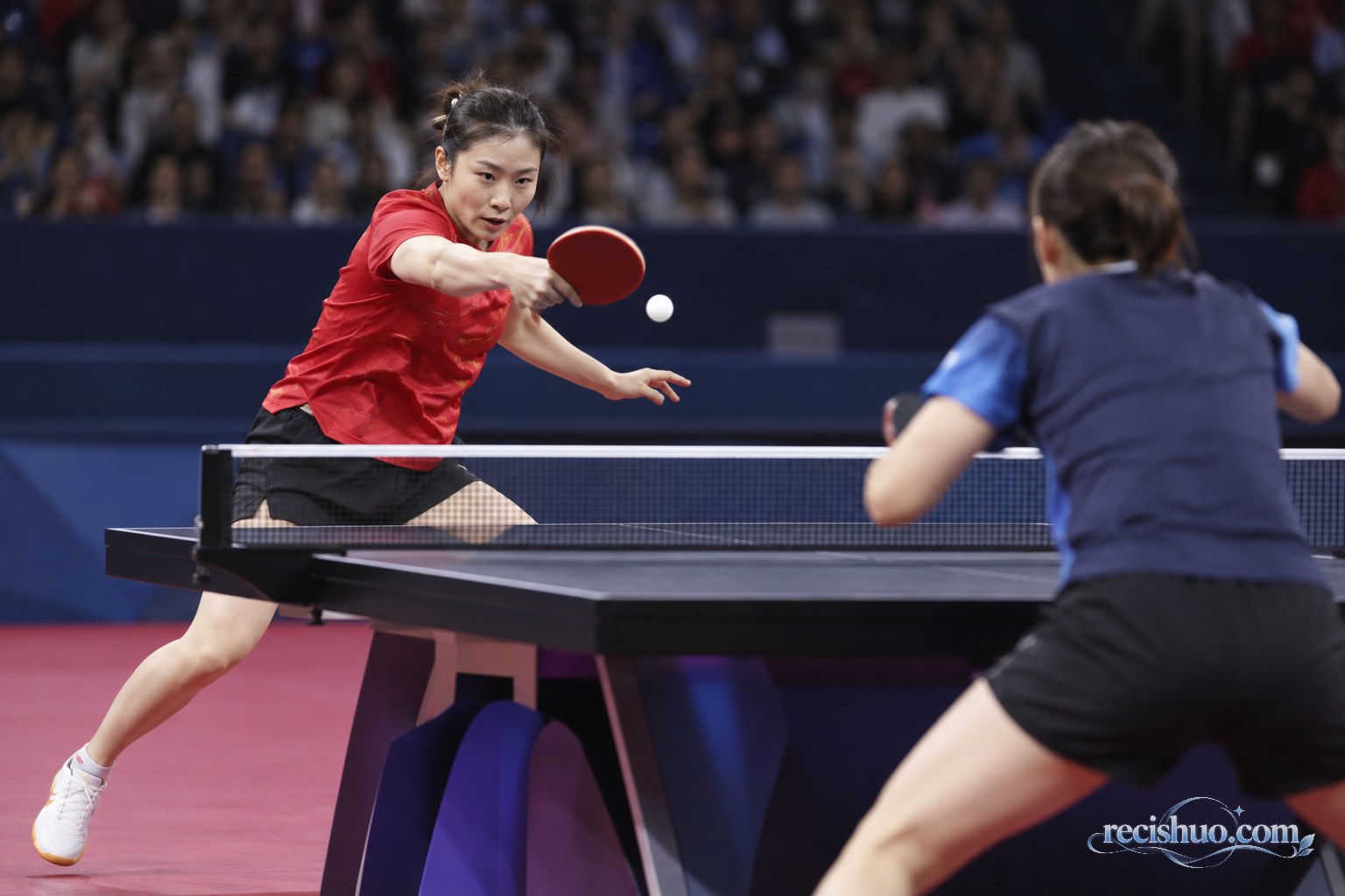 女子乒乓球选手在国际赛场完成正手进攻的比赛瞬间