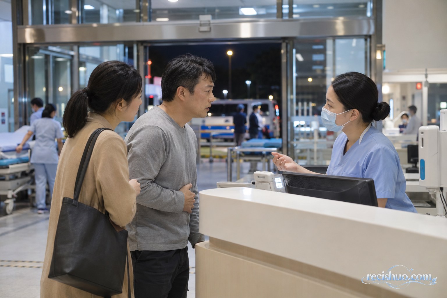 夜间患者在家属陪同下向医院分诊护士咨询