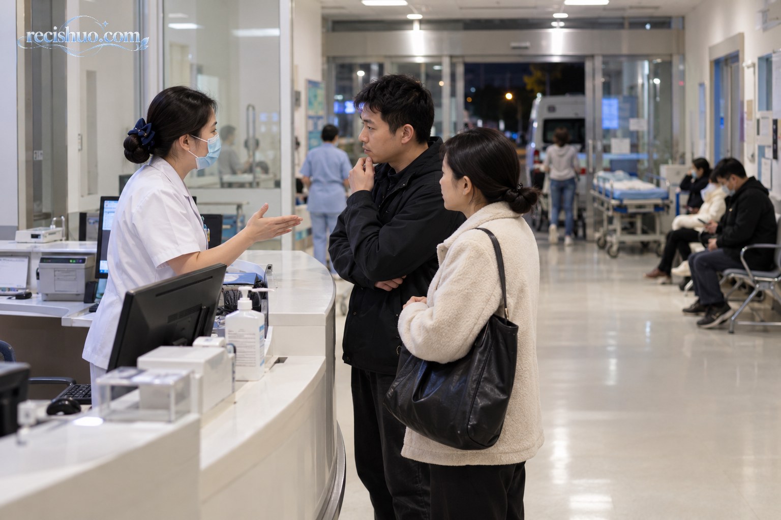 夜间医院急诊分诊台前医护人员与就诊者沟通