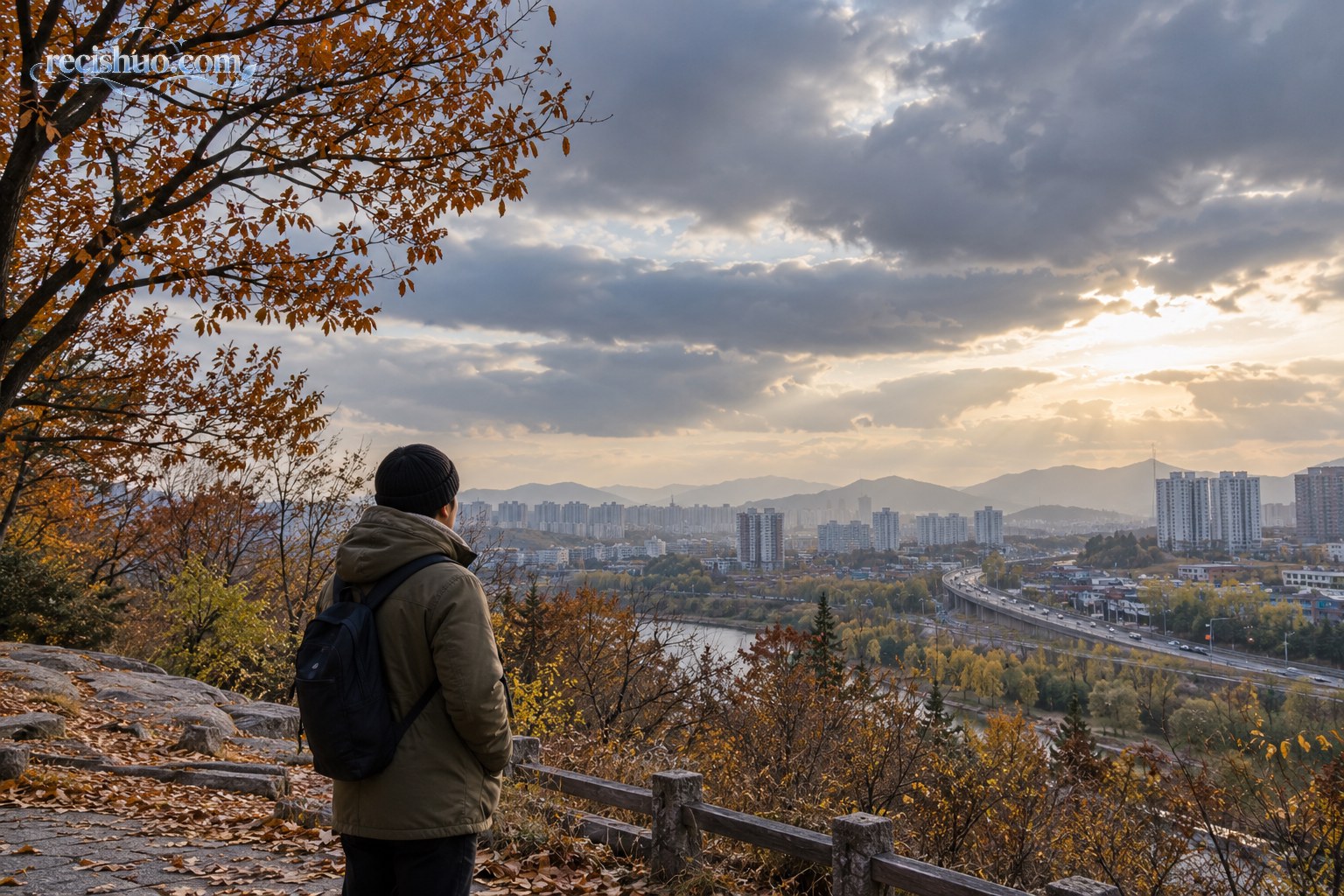 深秋城市郊外,一名穿外套的居民在阴晴交界的天空下观察天气变化