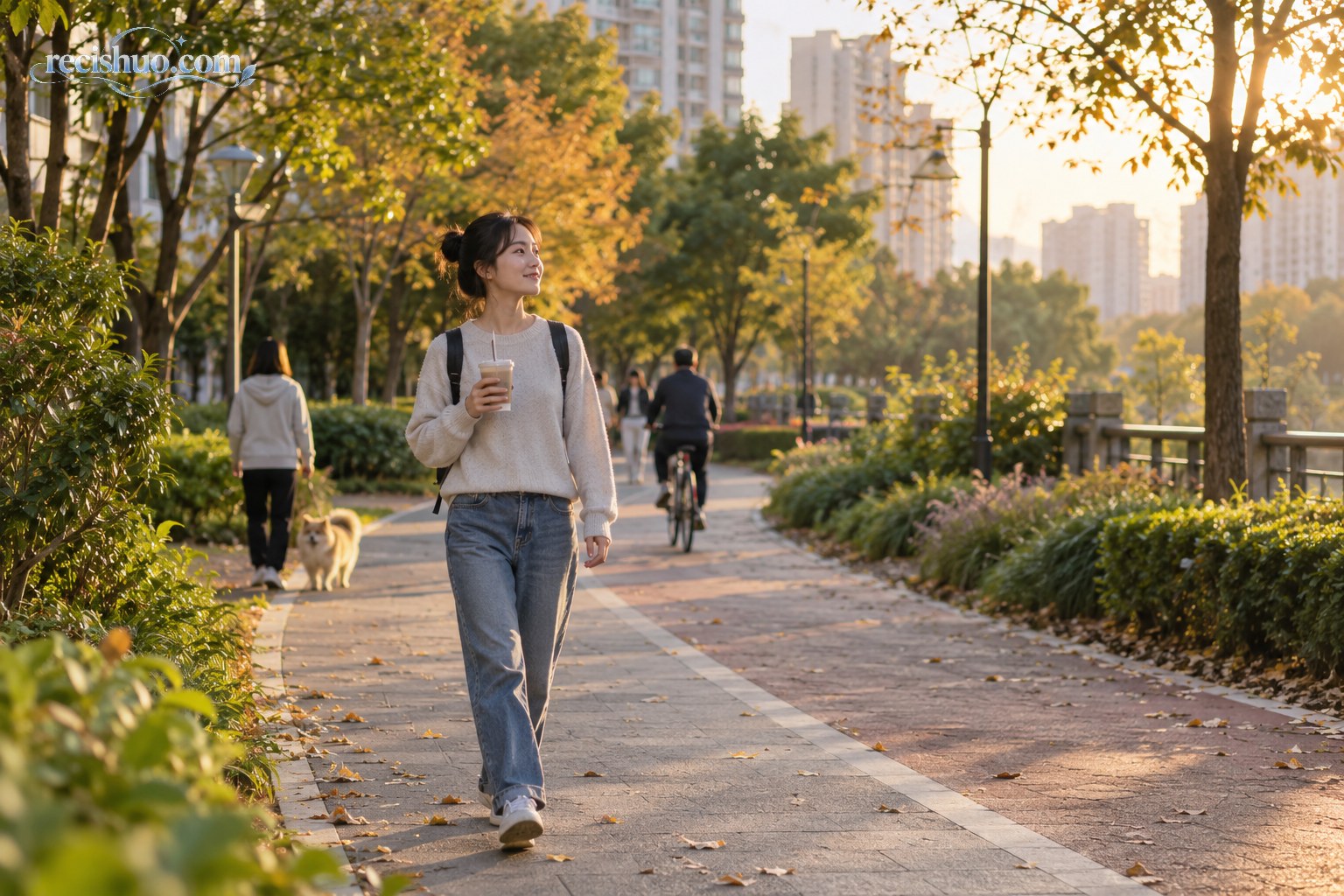 年轻人在秋日傍晚的社区绿道散步,体验家门口的轻松假期