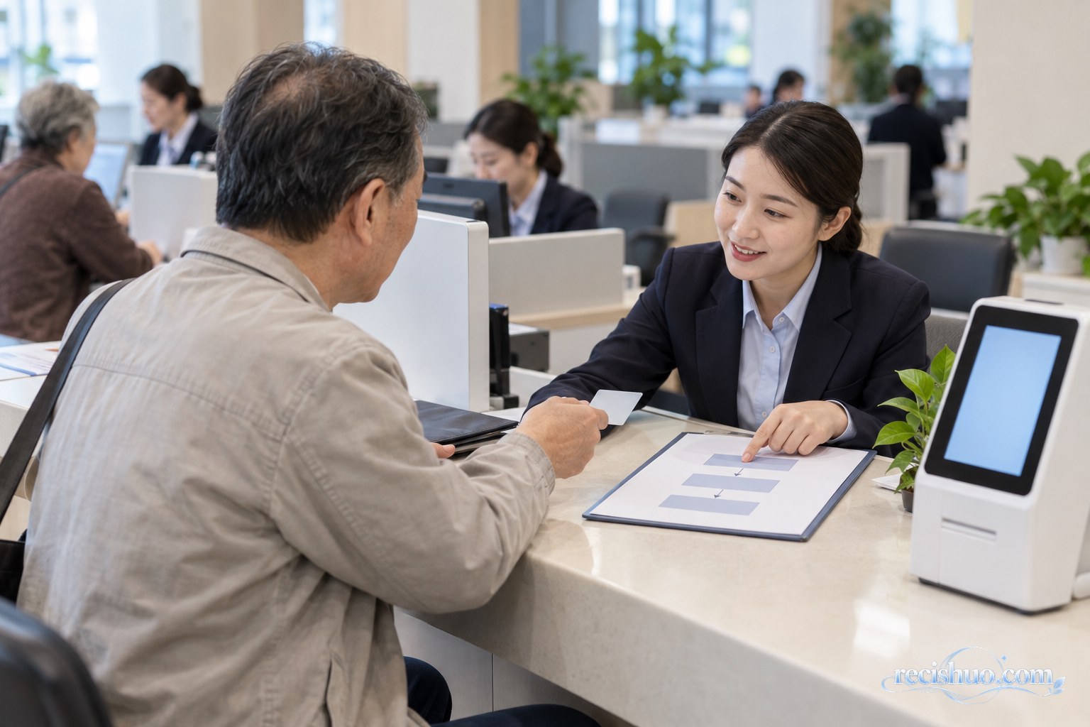临近退休人员在便民服务窗口提交身份证件并咨询办理流程