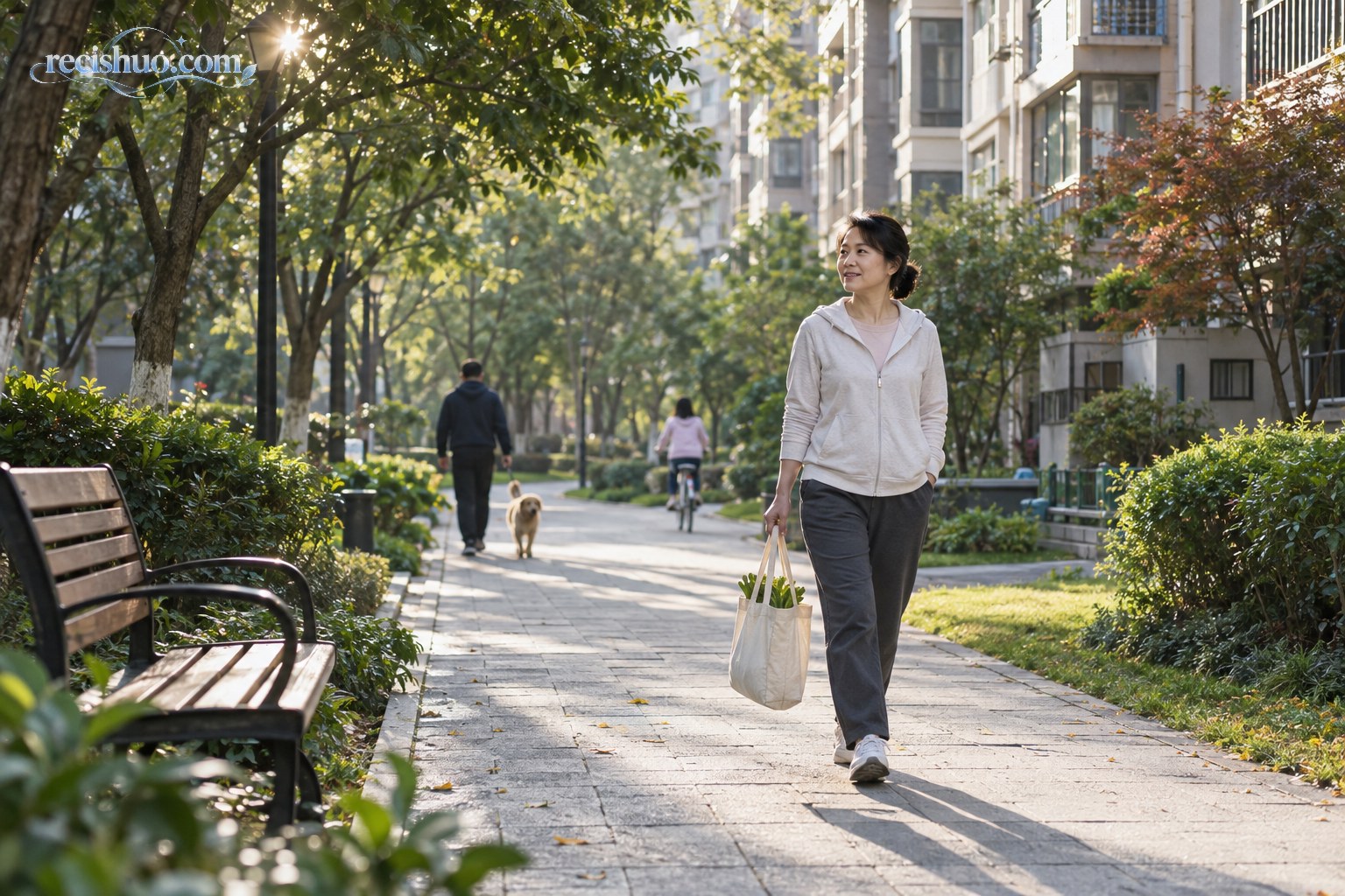 清晨的居民社区步道上,一名女子提着购物袋从容散步