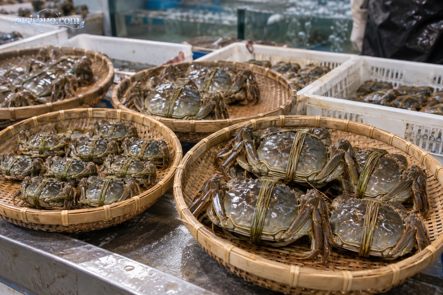 水产市场内不同规格的大闸蟹分别摆放在竹筐和周转箱中