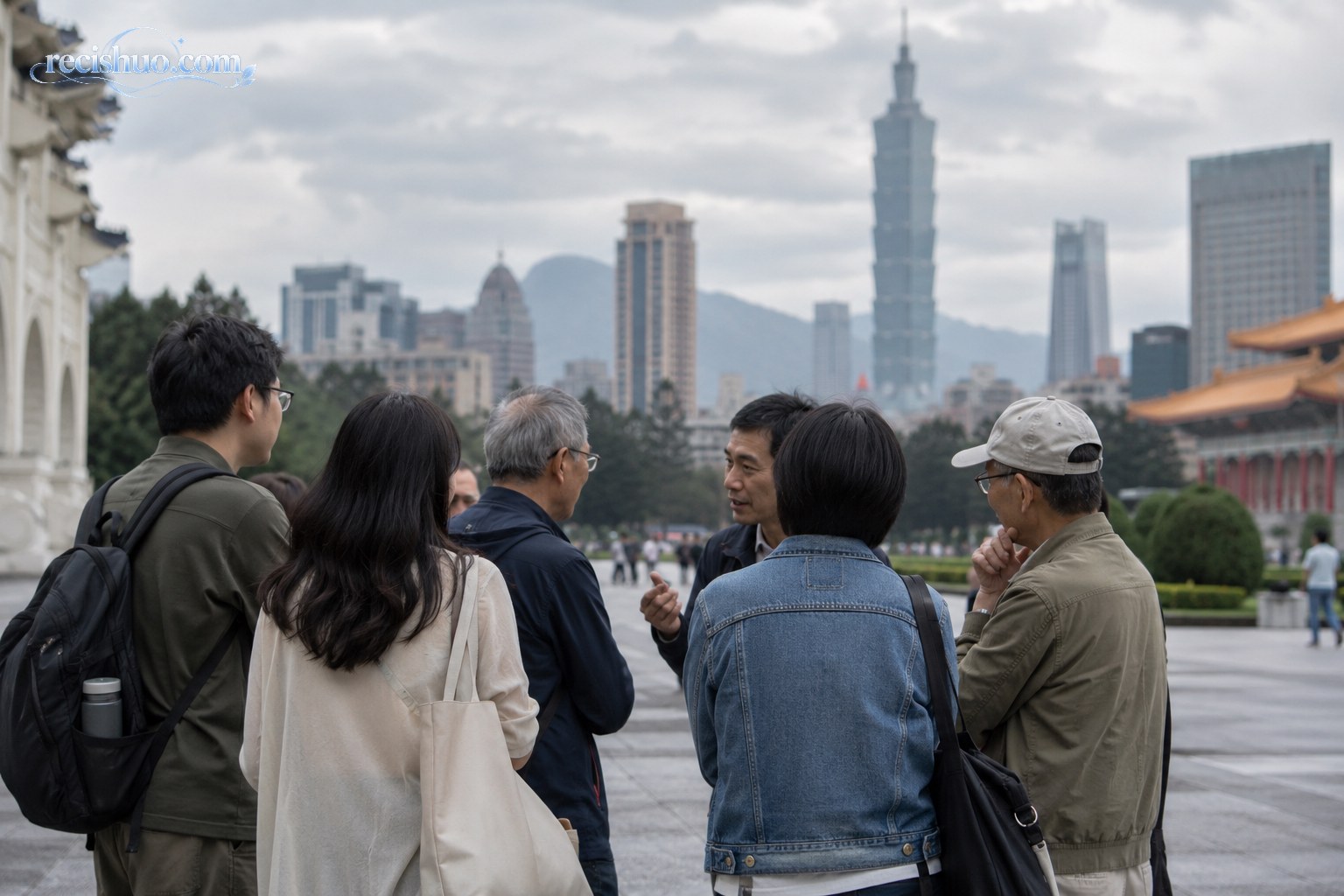 台北城市广场上几位民众平静交谈的纪实感场景