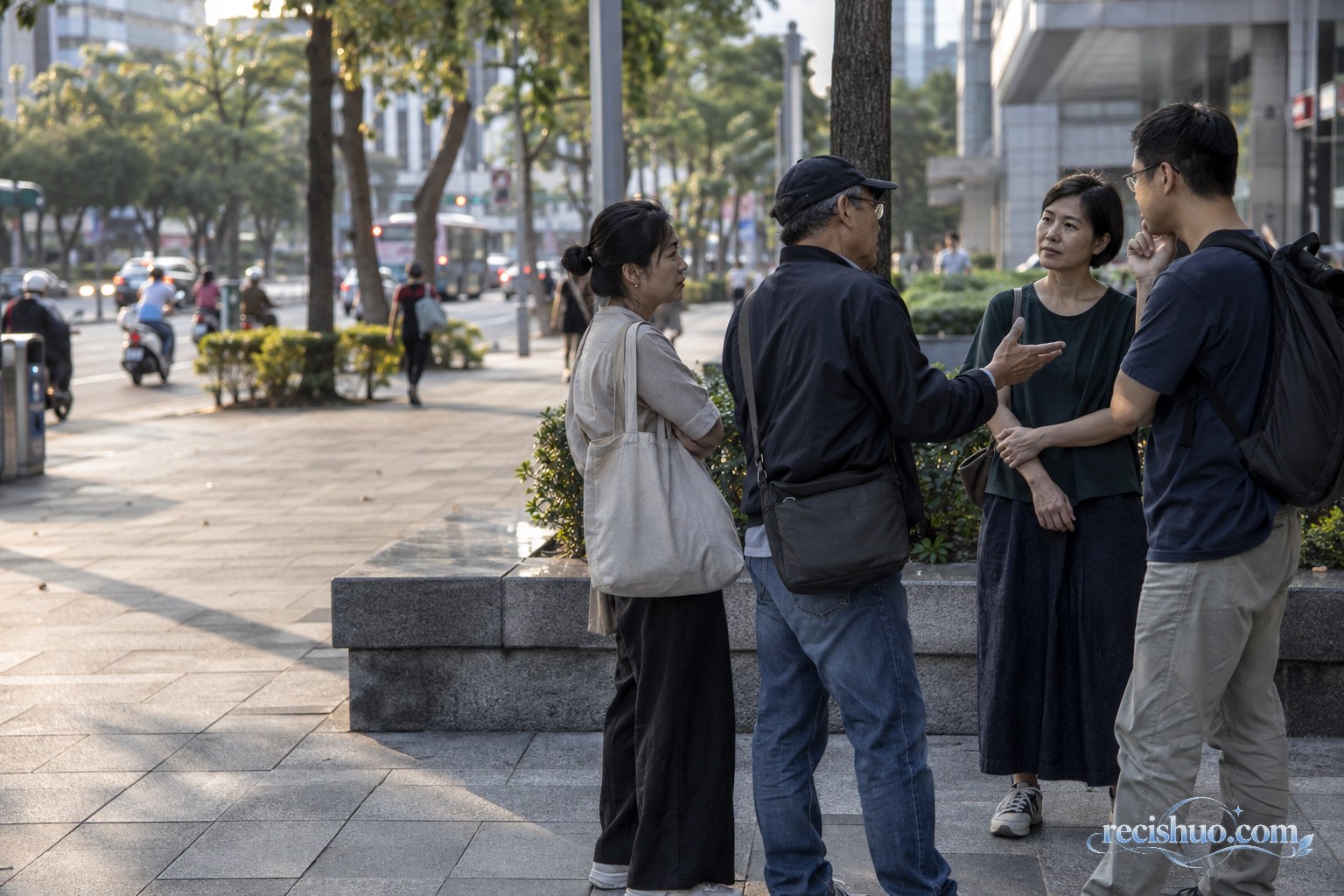台北街道旁几位市民围绕公共议题交流的场景