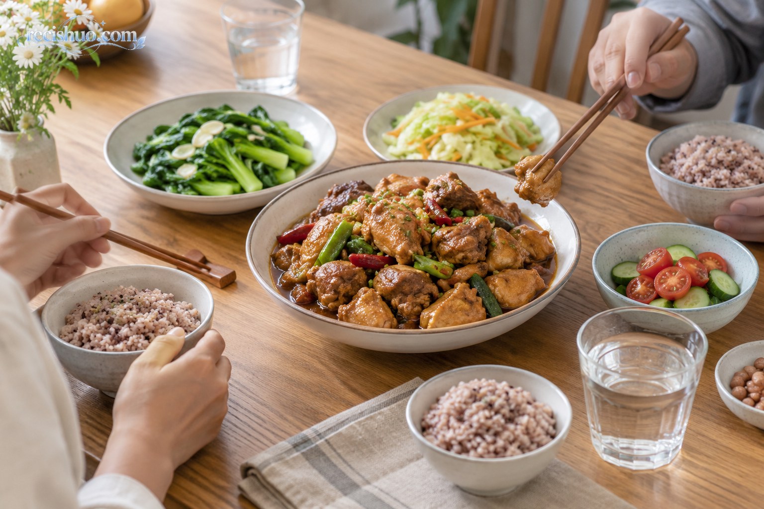 临沂炒鸡搭配时蔬、杂粮饭和温水的家常餐桌