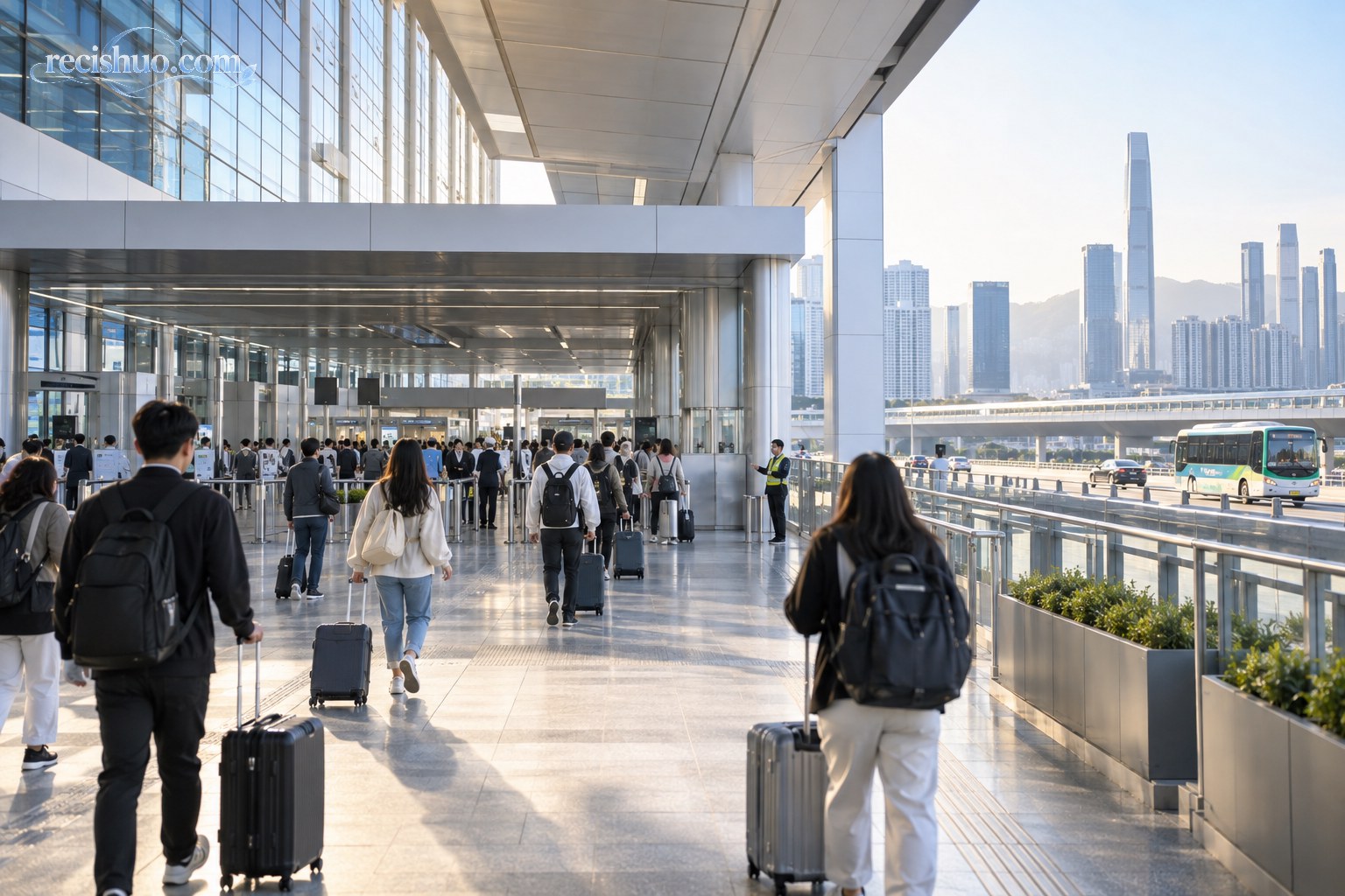 现代化跨境口岸内,旅客携带行李有序前往通关区域