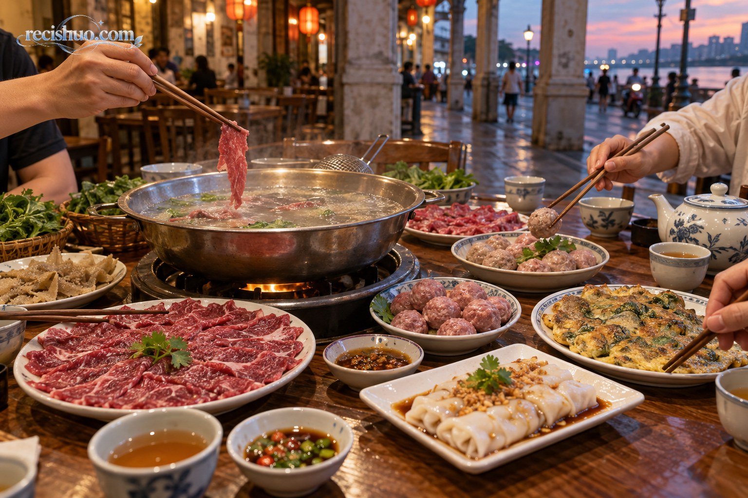 汕头街边餐馆内摆有牛肉火锅、粿品与蚝烙的潮汕风味餐桌