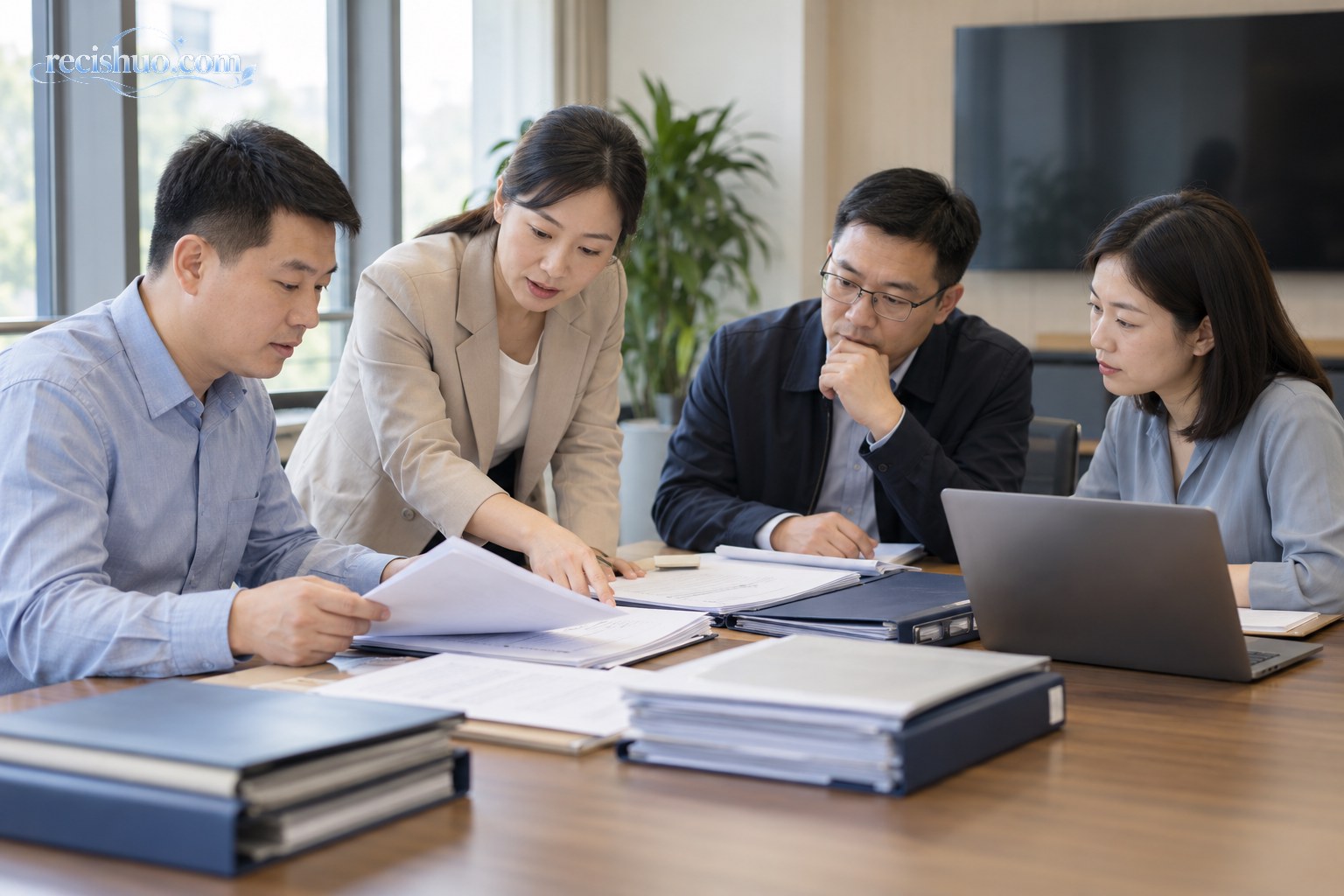采购方、供应商和财务人员共同核对合同及付款材料