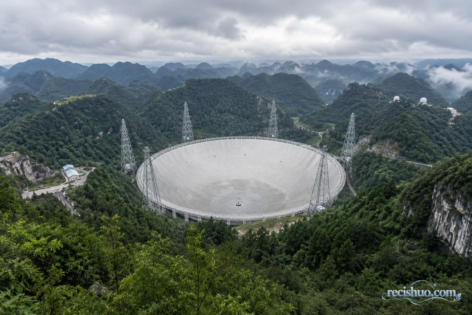 云贵高原群山与天然洼地中的大型球面射电望远镜全景
