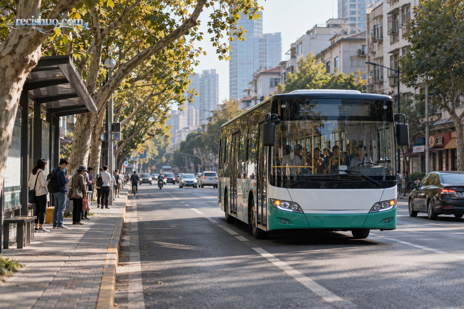 林荫城市街道上一辆公交车驶近站台,乘客在路边等车