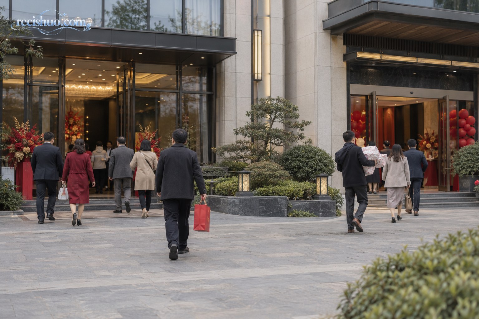 两批宾客分别走向同一家宴会酒店的不同入口