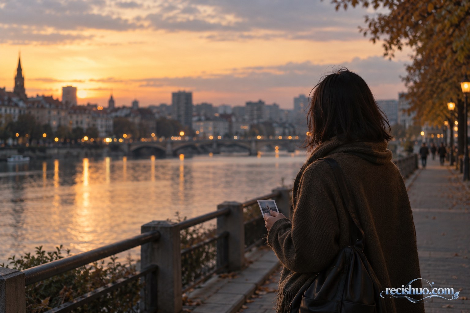 秋日傍晚,一位年轻人拿着旧照片站在河边步道回望城市