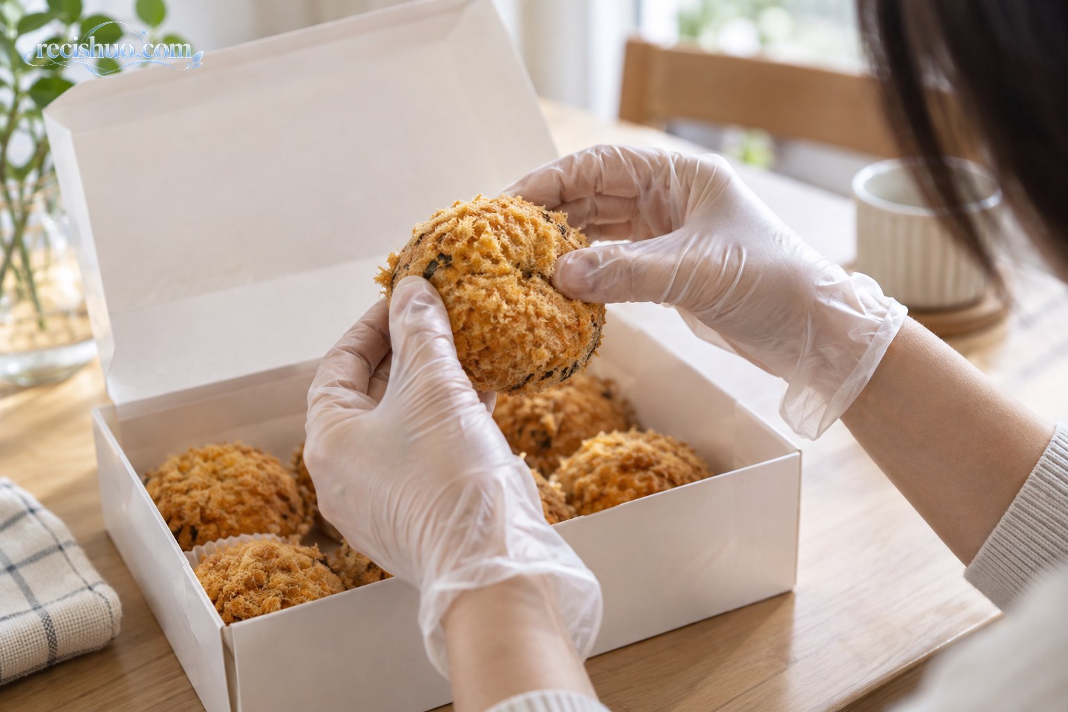 消费者将肉松小贝留样并用手机拍照取证