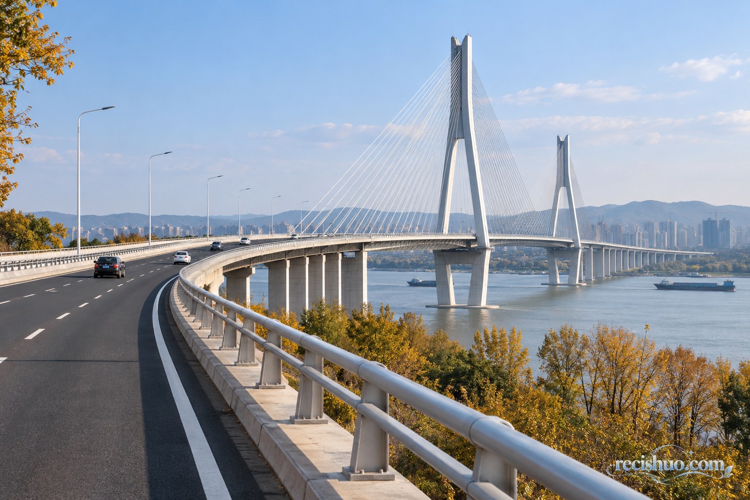 秋日阳光下通向跨江斜拉桥的引桥与道路
