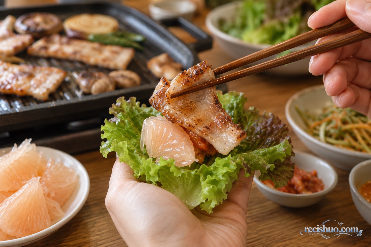 筷子夹起烤肉放在柚子果肉与生菜上准备包食