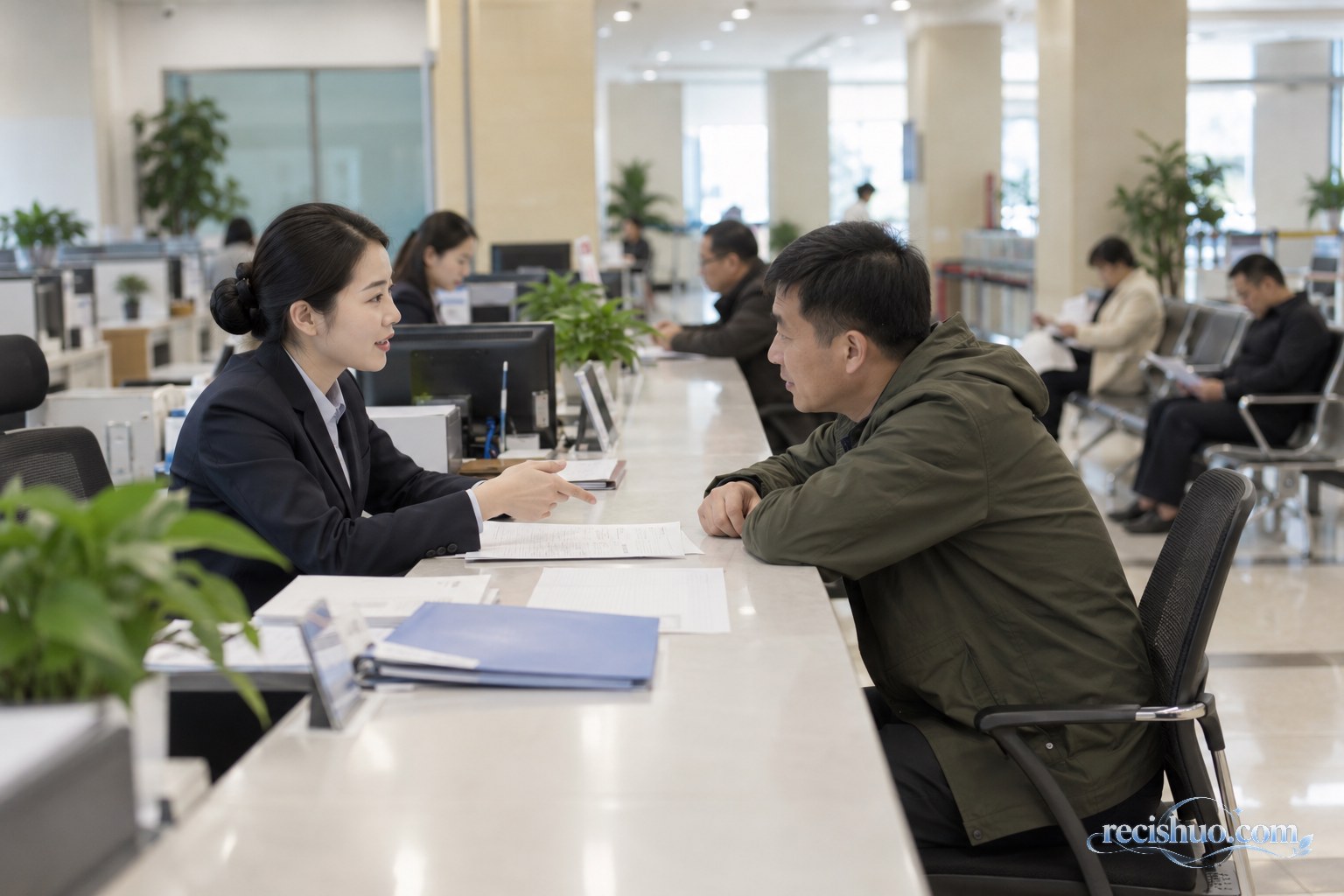 居民在公共服务大厅向工作人员咨询公积金办理条件