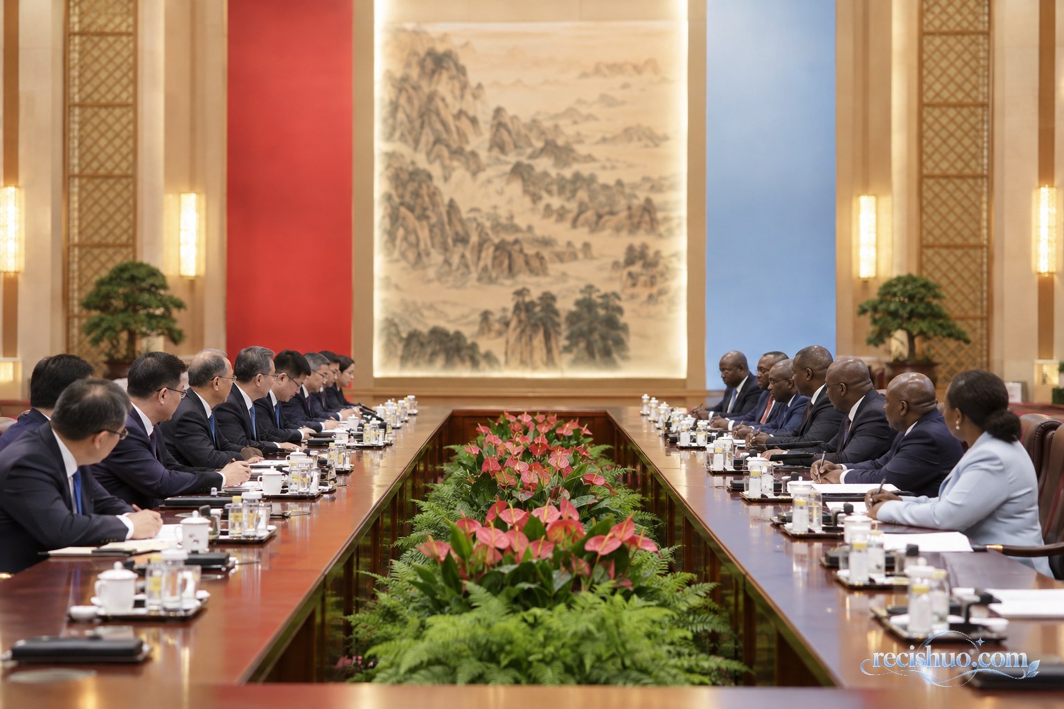 中博双方代表在庄重会谈厅内面对面交流