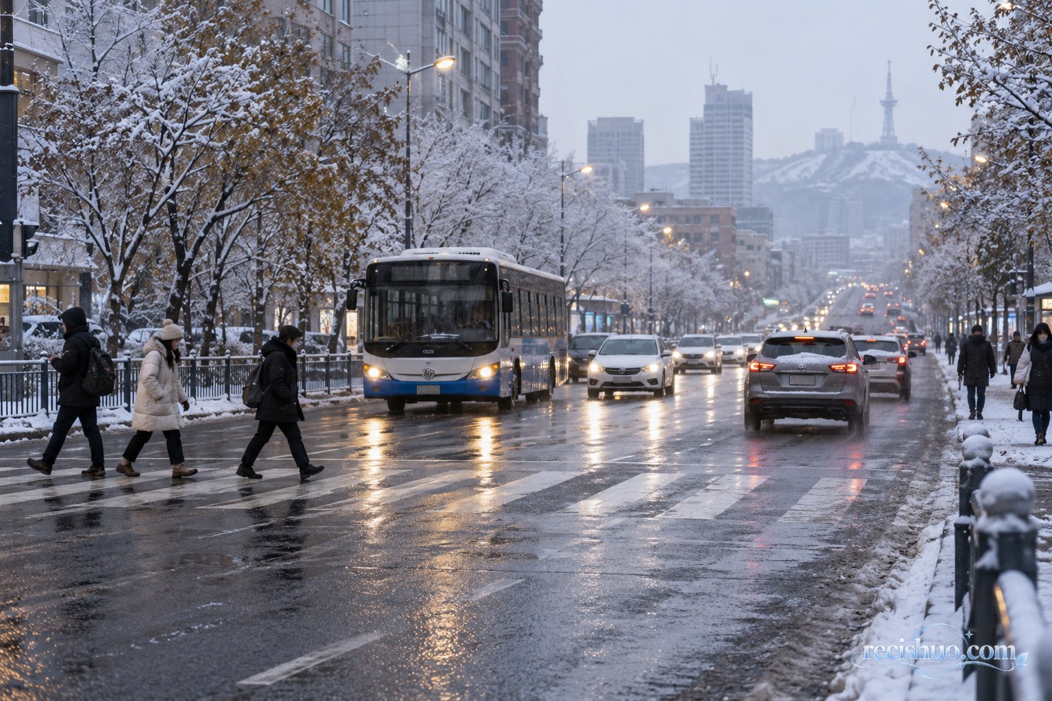 初雪天气中公交车与私家车在湿滑道路上保持车距通行