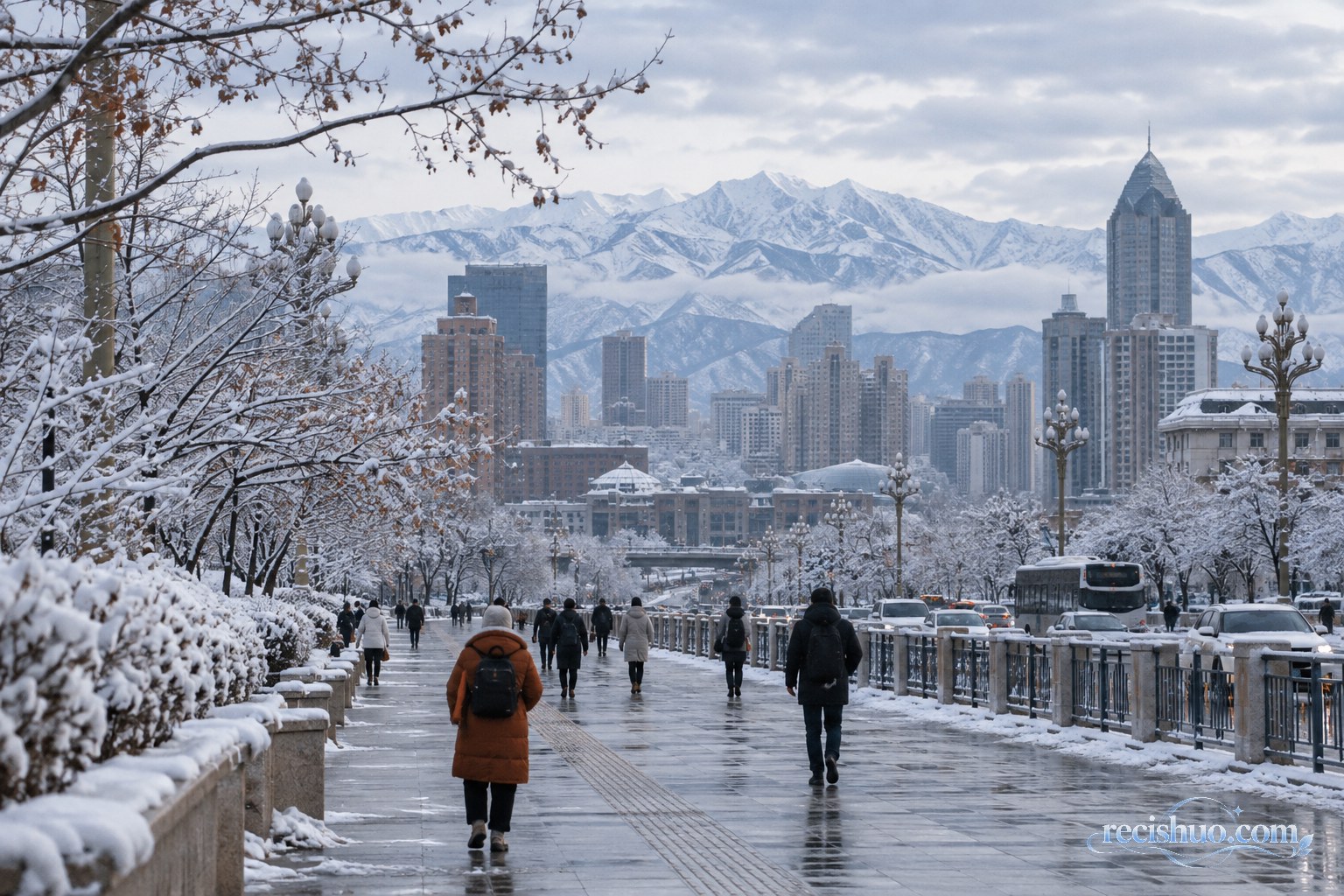 乌鲁木齐初雪后市民沿覆雪城市道路有序出行