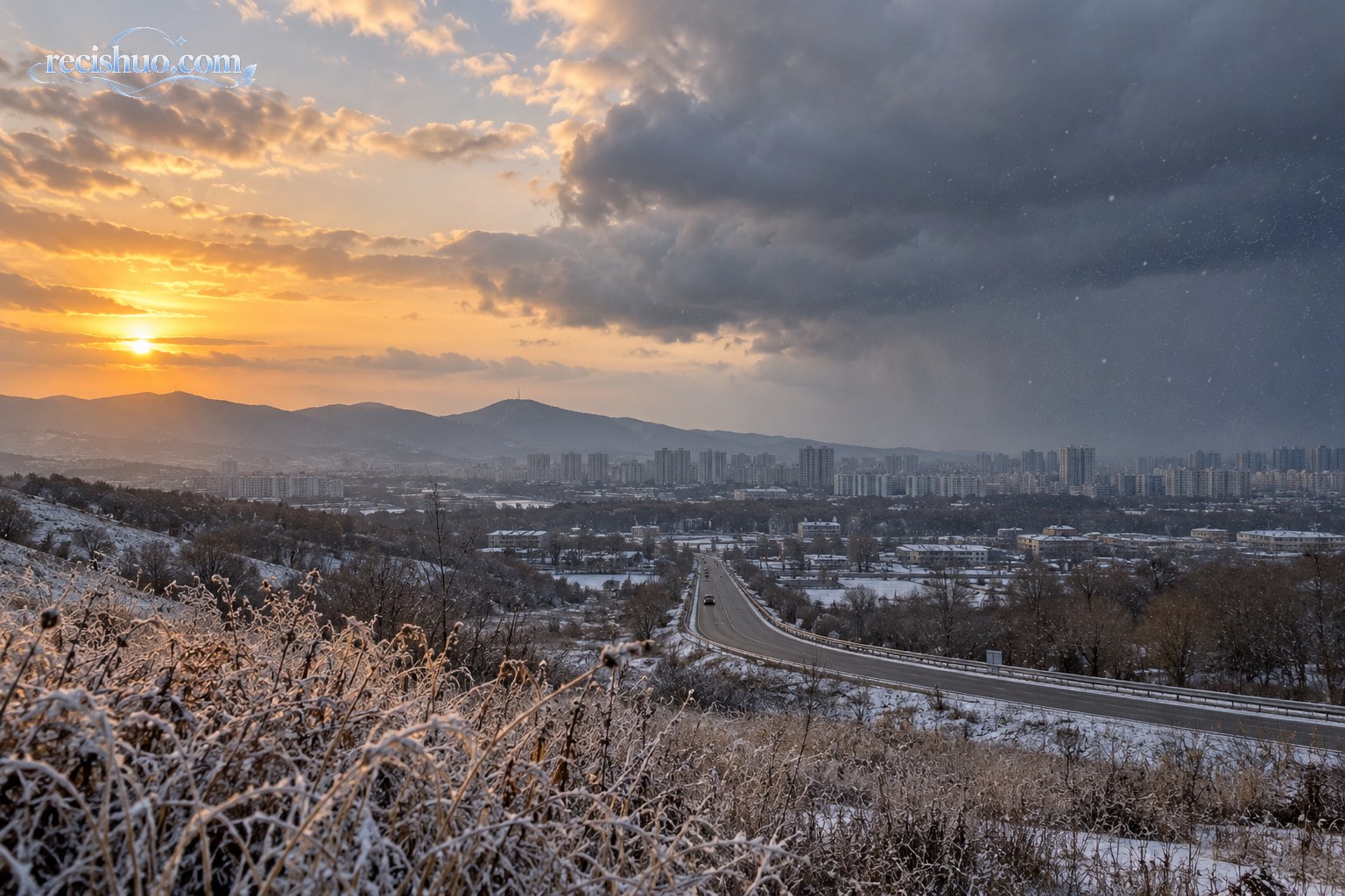 冬季城市上空暖阳与冷云交汇,近处草木结霜并有轻雪飘落