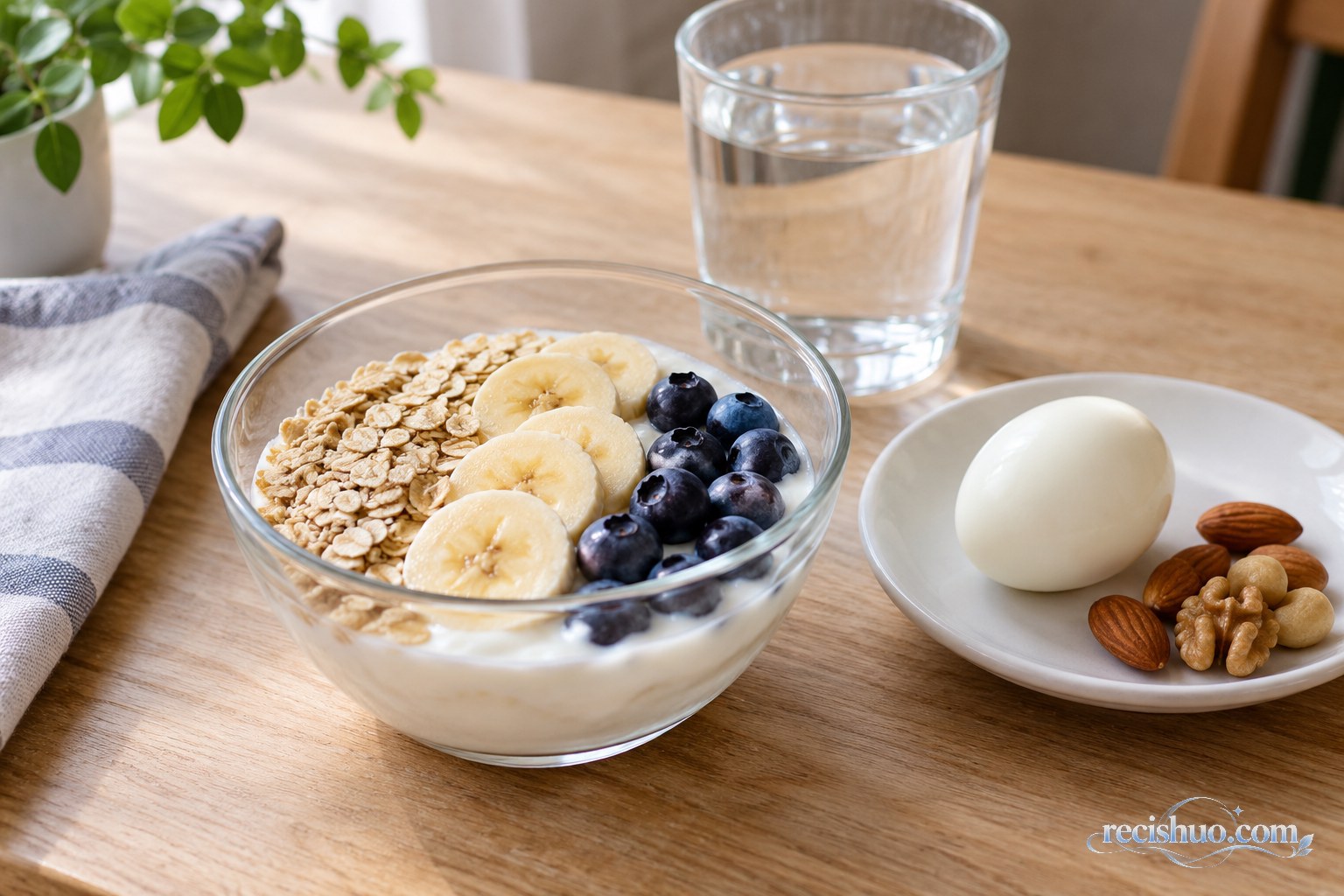 搭配燕麦、香蕉、蓝莓、鸡蛋和坚果的原味酸奶早餐